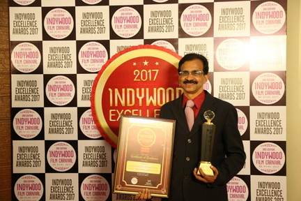 CHAIRMAN PAUL MUDNADN with INDYWOOD AWARD
