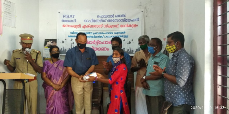10.11.2020
In association with Janamaithri Police, Federal bank officers' association and Federal institute of science and technology organised a Higher Education Boostage programme at Adimaly. Dr Vincent M, District coordinator, Vimukthi cell, Idukki distributed the Mobile Phone and its accessories to five students of various Tribal Villages from Idukki District BEING WITH NEEDY